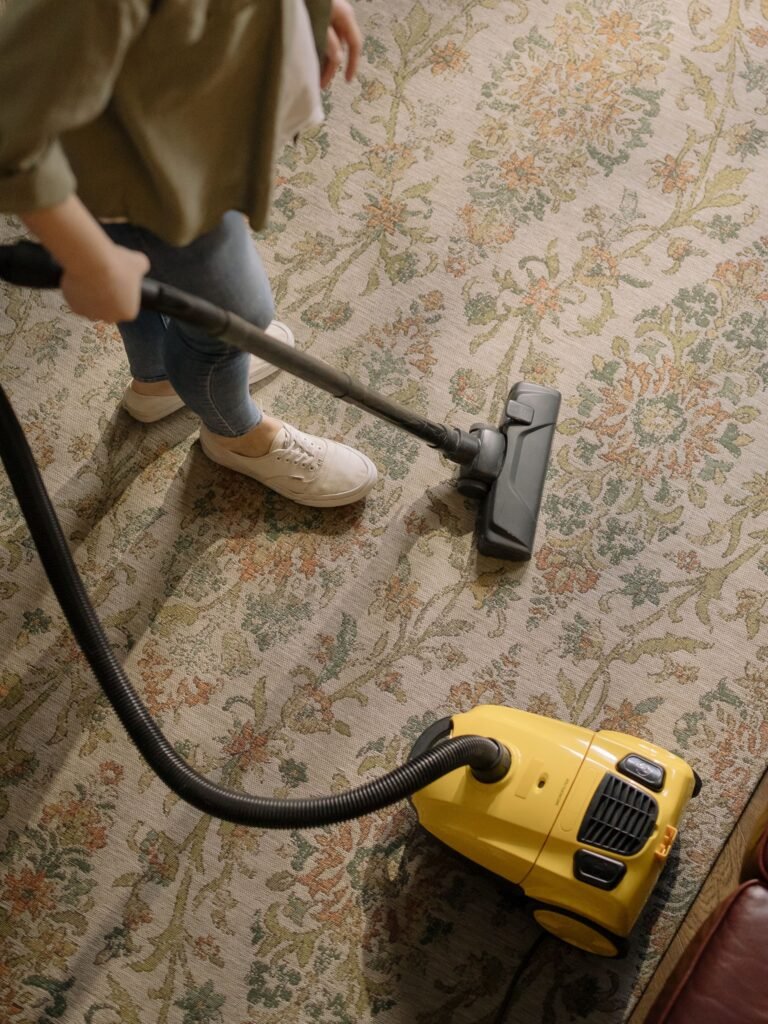 Aspirador de pó sendo usado para limpar tapete
