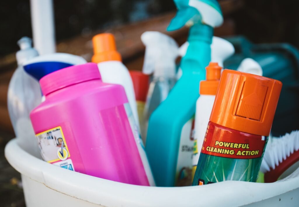 Balde com produtos de limpeza doméstica organizados