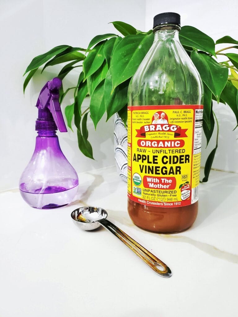 Borrifador com produto de limpeza natural