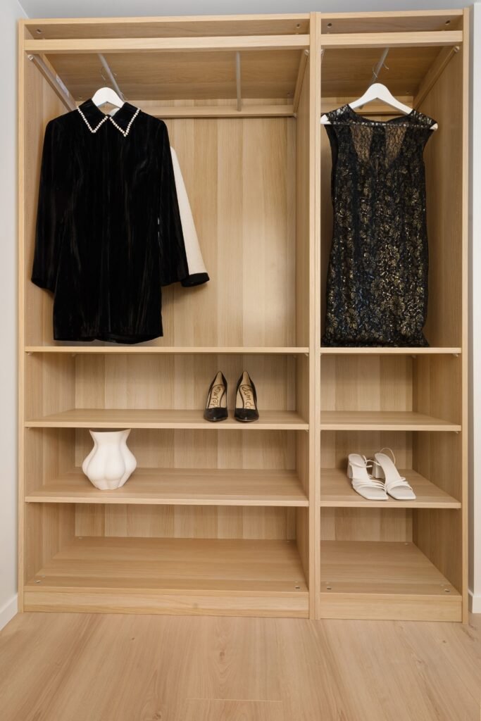 Guarda-roupa de madeira com roupas organizadas
