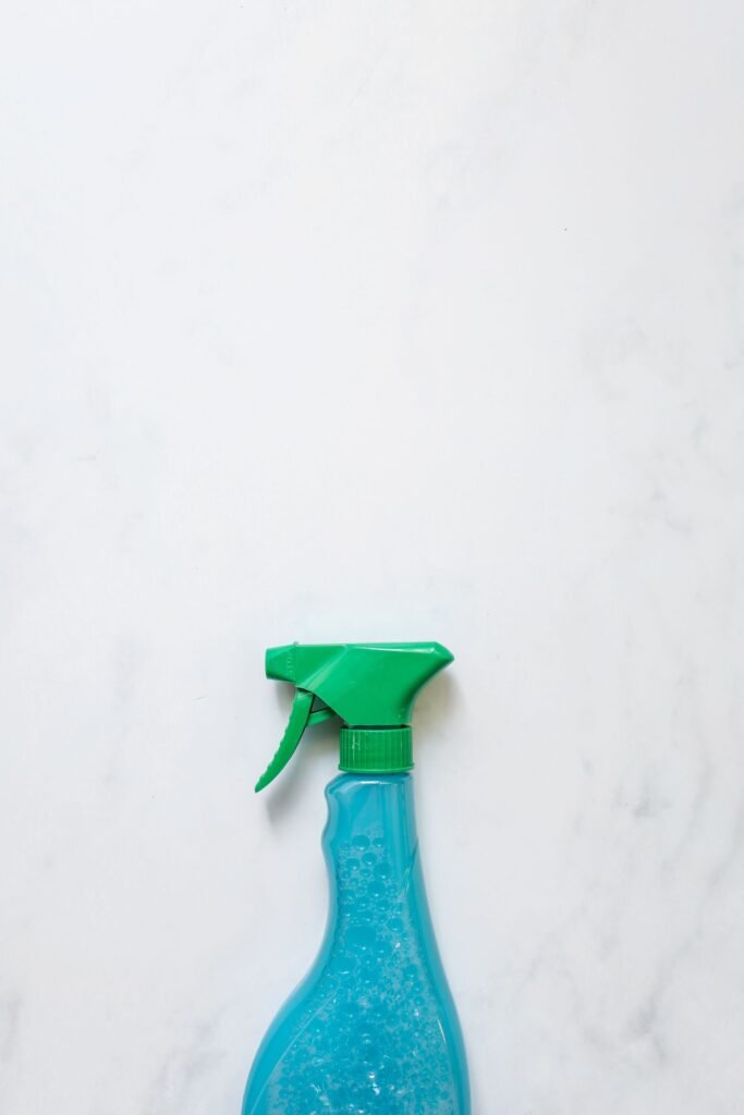 Frasco de produto de limpeza doméstica