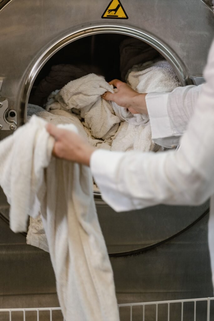 Roupas dentro da máquina de lavar